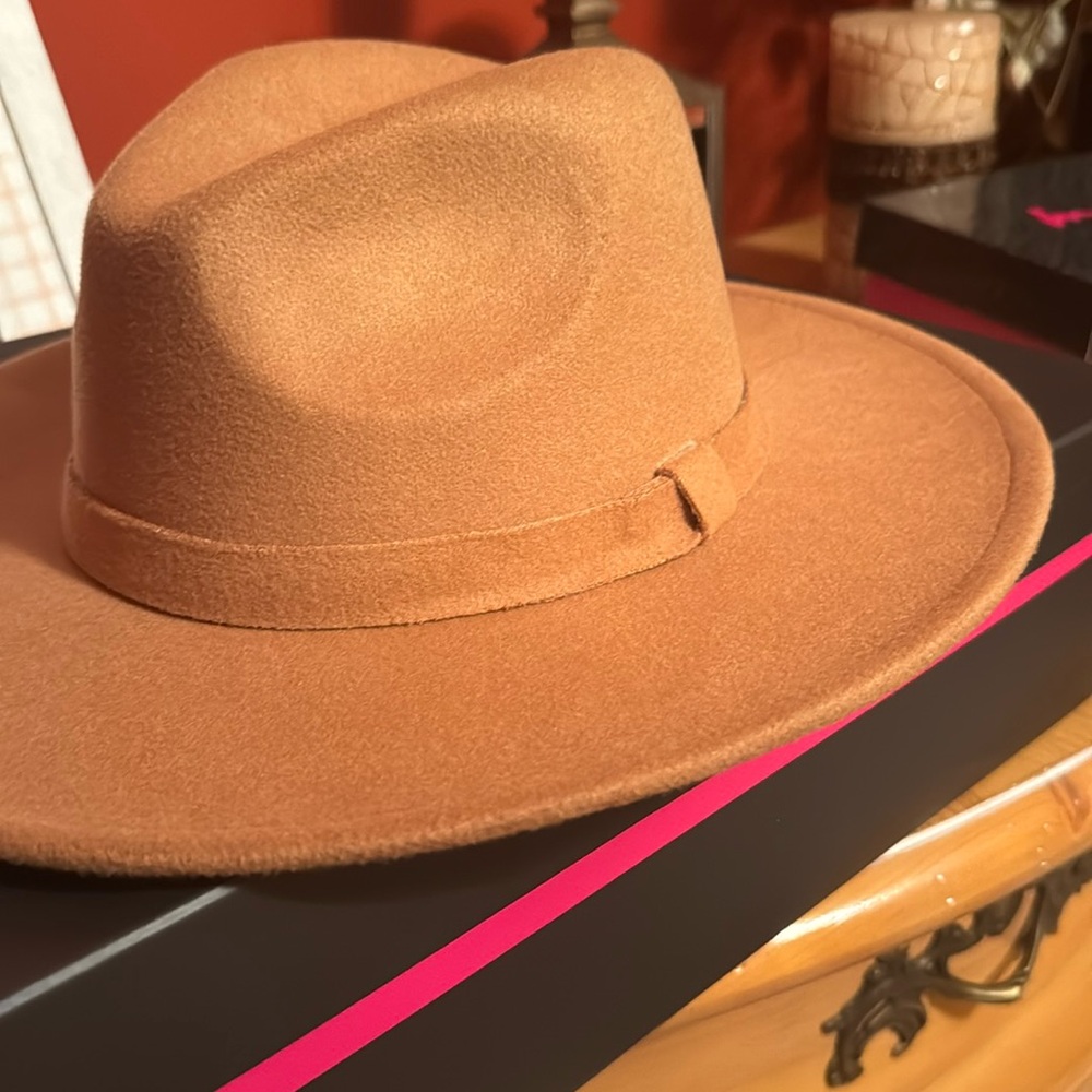 Fall brim hat never worn excellent condition